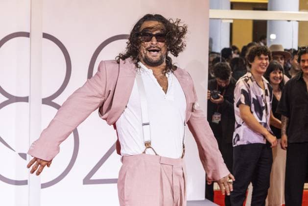In the Hand of Dante Red Carpet - The 82nd Venice International Film Festival VENICE, ITALY - SEPTEMBER 03: Jason Momoa attends the In the Hand of Dante red carpet during the 82nd Venice International Film Festival on September 03, 2025 in Venice, Italy Primo Barol Anadolu Venice Italy. Editorial use only. Please get in touch for any other usage.  Copyright: x2025xAnadoluxPrimoxBarolx