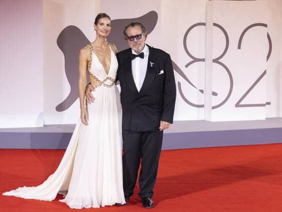 In the Hand of Dante Red Carpet - The 82nd Venice International Film Festival VENICE, ITALY - SEPTEMBER 03: Louise Kugelberg and Julian Schnabel attend the In the Hand of Dante red carpet during the 82nd Venice International Film Festival on September 03, 2025 in Venice, Italy Primo Barol Anadolu Venice Italy. Editorial use only. Please get in touch for any other usage.  Copyright: x2025xAnadoluxPrimoxBarolx
