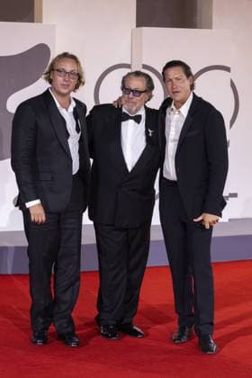 In the Hand of Dante Red Carpet - The 82nd Venice International Film Festival VENICE, ITALY - SEPTEMBER 03: (L-R) Olmo Schnabel, Julian Schnabel ,Vito Schnabeland attend the In the Hand of Dante red carpet during the 82nd Venice International Film Festival on September 03, 2025 in Venice, Italy Primo Barol Anadolu Venice Italy. Editorial use only. Please get in touch for any other usage.  Copyright: x2025xAnadoluxPrimoxBarolx