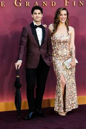 Darren Criss mit Ehefrau Mia Swier bei der Weltpremiere des Kinofilms Downton Abbey: The Grand Finale Downton Abbey: Das große Finale im Odeon Luxe Leicester Square. London, 03.09.2025