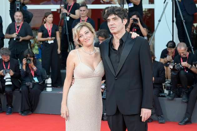 Duse red carpet in Venice Lido, Italy - 03 Sep 2025 Valeria Bruni Tedeschi and Pietro Marcello attend the Duse red carpet during 82nd Venice Film Festival in Venice Lido at Palazzo del cinema. Venice Lido Italy Copyright: xMarioxCartellix xSOPAxImagesx _DSC6186