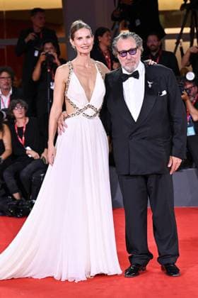 Venice In The Hand of Dante Premiere AM Louise Kugelberg and Julian Schnabel attending the In The Hand of Dante Premiere as part of the 82nd Venice International Film Festival at the Lido in Venice, Italy on September 03, 2025. Photo by Aurore Marechal ABACAPRESS.COM Venice Italy  Copyright: xMarechalxAurore ABACAx