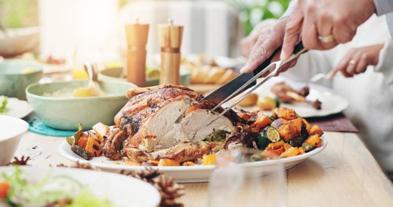 IMAGO Creative, Ostern, Bräuche, Osterbrunch People, hands or cutting turkey with thanksgiving dinner for family meal, lunch or dishing food at home. Closeup, chicken or plate with cuisine for hospitality, get together or eating at dining table People, hands or cutting turkey with thanksgiving dinner for family meal, lunch or dishing food at home. Closeup, chicken or plate with cuisine for hospitality, get together or eating at dining table., model released, , 65041804.jpg RECORD DATE NOT STATED