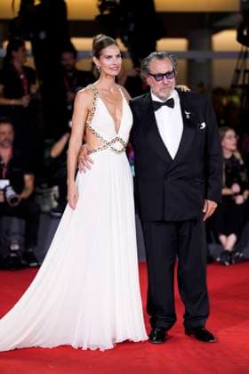 Cartier Glory to the Filmmaker Award 2025 & In the Hand of Dante red carpet in Venice Lido, Italy - 03 Sept 2025 Louise Kugelberg and Julian Schnabel attend the Cartier Glory to the Filmmaker Award 2025 and the In the Hand of Dante red carpet during the 82nd Venice International Film Festival. Venice Lido Italy Copyright: xDanielexCifalax xSOPAxImagesx _CIF2276