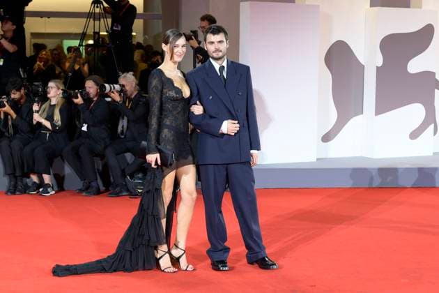 In the hand of Dante red carpet in Venice Lido, Italy - 03 Sept 2025 Devon Lee Carlson (l) and Duke Nicholson (r) attend the In the hand of Dante red carpet during the 82nd Venice Film Festival at Palazzo del cinema. Venice Lido Italy Copyright: xMarioxCartellix xSOPAxImagesx _DSC6424