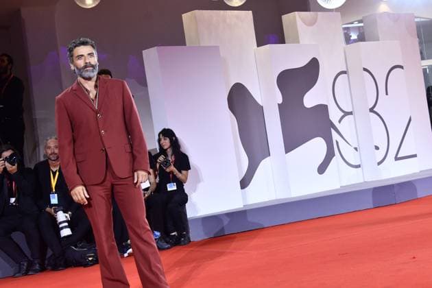 82eme Festival International du Film de Venise Mostra de Venise IN THE HAND OF DANTE Premiere at the 82nd International Venice Film festival Oscar Isaac attends the Cartier Glory To The Filmmaker Award 2025 and the In the Hand of Dante red carpet 448305 2025 09 03 Venice Italy  Copyright: xThomasxBohlenx STAR_448305_067