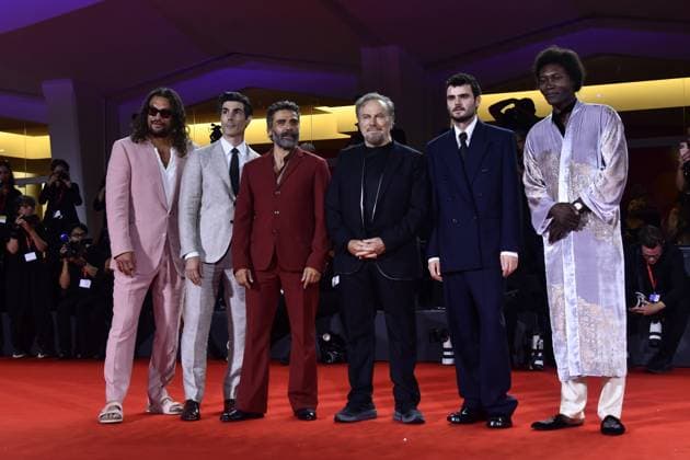 82eme Festival International du Film de Venise Mostra de Venise IN THE HAND OF DANTE Premiere at the 82nd International Venice Film festival Jason Momoa, Julian Schnabel, Benjamin Clementine, Oscar Isaac, Louis Cancelmi, Franco Nero attend the Cartier Glory To The Filmmaker Award 2025 and the In the Hand of Dante red carpet 448305 2025 09 03 Venice Italy  Copyright: xThomasxBohlenx STAR_448305_089