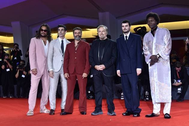 82eme Festival International du Film de Venise Mostra de Venise IN THE HAND OF DANTE Premiere at the 82nd International Venice Film festival Jason Momoa, Julian Schnabel, Benjamin Clementine, Oscar Isaac, Louis Cancelmi, Franco Nero attend the Cartier Glory To The Filmmaker Award 2025 and the In the Hand of Dante red carpet 448305 2025 09 03 Venice Italy  Copyright: xThomasxBohlenx STAR_448305_094