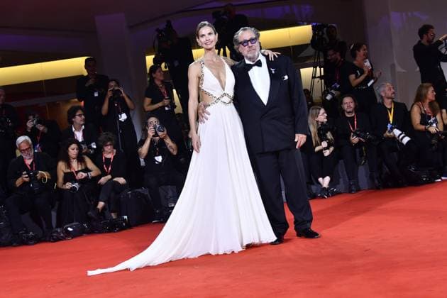 82eme Festival International du Film de Venise Mostra de Venise IN THE HAND OF DANTE Premiere at the 82nd International Venice Film festival Julian Schnabel and Louise Kugelber attend the Cartier Glory To The Filmmaker Award 2025 and the In the Hand of Dante red carpet 448305 2025 09 03 Venice Italy  Copyright: xThomasxBohlenx STAR_448305_106