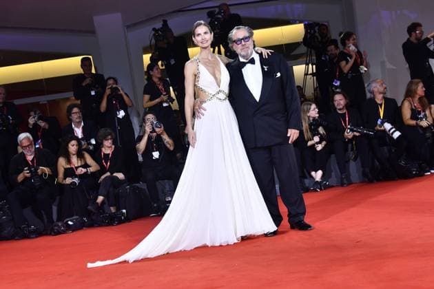 82eme Festival International du Film de Venise Mostra de Venise IN THE HAND OF DANTE Premiere at the 82nd International Venice Film festival Julian Schnabel and Louise Kugelber attend the Cartier Glory To The Filmmaker Award 2025 and the In the Hand of Dante red carpet 448305 2025 09 03 Venice Italy  Copyright: xThomasxBohlenx STAR_448305_109