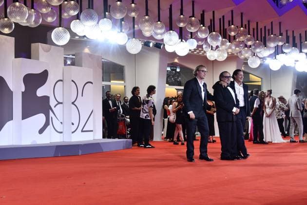 82eme Festival International du Film de Venise Mostra de Venise IN THE HAND OF DANTE Premiere at the 82nd International Venice Film festival Julian Schnabel and Louise Kugelber attend the Cartier Glory To The Filmmaker Award 2025 and the In the Hand of Dante red carpet 448305 2025 09 03 Venice Italy  Copyright: xThomasxBohlenx STAR_448305_111