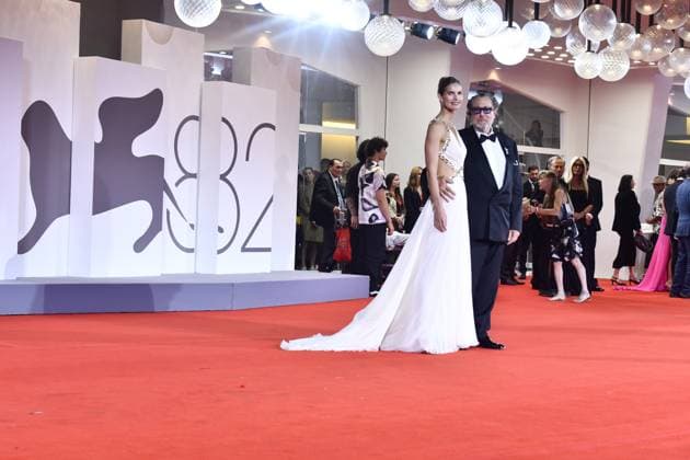 82eme Festival International du Film de Venise Mostra de Venise IN THE HAND OF DANTE Premiere at the 82nd International Venice Film festival Julian Schnabel and Louise Kugelber attend the Cartier Glory To The Filmmaker Award 2025 and the In the Hand of Dante red carpet 448305 2025 09 03 Venice Italy  Copyright: xThomasxBohlenx STAR_448305_116