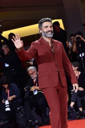 82eme Festival International du Film de Venise Mostra de Venise IN THE HAND OF DANTE Premiere at the 82nd International Venice Film festival Oscar Isaac attends the Cartier Glory To The Filmmaker Award 2025 and the In the Hand of Dante red carpet 448305 2025 09 03 Venice Italy  Copyright: xThomasxBohlenx STAR_448305_121