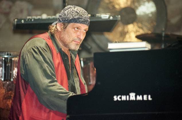 Konstantin Wecker, Liedermacher, bei einem Konzert in Wien, April 1995 Österreich, Wien, 22. April 1995, Konstantin Wecker, deutscher Musiker, Liedermacher, geb. 1947, bei einem Benefizkonzert, am Flügel, Konstantin Wecker wurde wegen Kokainbesitzes am 29. November 1995 verhaftet, Kultur, Kunst, Künstler, 1995, 1990er, 90er Jahre, Neunziger Jahre, Geschichte, historisch, *** Konstantin Wecker, singer-songwriter, at a concert in Vienna, April 1995 Austria, Vienna, April 22, 1995, Konstantin Wecker, German musician, singer-songwriter, born 1947, at a benefit concert, at the grand piano, Konstantin Wecker was arrested for cocaine possession on November 29, 1995, culture, art, artist, 1995, 1990s, 90s, nineties, history, historical,