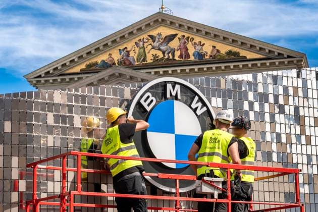 Aufbau der IAA Mobility 2025, Messestand BMW mit BMW-Logo, Max-Joseph-Platz, München, 4. September 2025 Deutschland, München, 4. September 2025, Aufbau der IAA Mobility 2025, Messestand BMW am Max-Joseph-Platz, Mitarbeiter der BMW Group montieren das BMW-Logo am Stand, Szene überragt vom Giebel des Nationaltheaters, Open Space für alle in der Innenstadt, Internationale Automesse vom 9. bis 14. September 2025, Verkehr, Mobilität, Autoindustrie, Wirtschaft, Ausstellung, Bayern, bayerisch, *** Construction of the IAA Mobility 2025, BMW stand with BMW logo, Max Joseph Platz, Munich, September 4, 2025 Germany, Munich, September 4, 2025, Construction of the IAA Mobility 2025, BMW stand at Max Joseph Platz, BMW Group employees assemble the BM