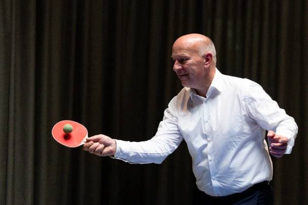 Der Regierende Bürgermeister Kai Wegner spielt Tischtennis während des Openings von Kalle Neukölln in der Karl-Marx-Strasse in Berlin am 4. September 2025. Opening Kalle Neukölln *** Governing Mayor Kai Wegner plays table tennis during the opening of Kalle Neukölln on Karl Marx Strasse in Berlin on September 4, 2025 Opening Kalle Neukölln