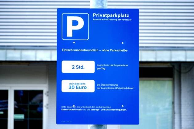 Düsseldorf 04.09.2025 Supermarkt Parkplatz Privatparkplatz Parkdauer Strafe Bussgeld Parken Auto KFZ Warnschild Hinweisschild Parkraum Vertragsstrafe private Parkfläche Parkordnung Parkplatzkontrolle Strafzettel Einkaufen Kennzeichenerfassung Parkscheibe Vertragsstrafe Höchstparkdauer Düsseldorf Nordrhein-Westfalen Deutschland *** Düsseldorf 04 09 2025 supermarket parking lot private parking space parking duration penalty fine parking car vehicle warning sign parking space contractual penalty private parking space parking regulations parking control parking ticket shopping license plate recognition parking disc contractual penalty maximum parking duration Düsseldorf North Rhine-Westphalia Germany