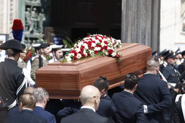 Funeral service of Silvio Berlusconi MILAN, ITALY, JUNE 14: The coffin of Silvio Berlusconi is carried into the Duomo during his funeral service in Milan, Italy, on June 14, 2023. Italian government has proclaimed a national day of mourning on the day of the last tribute to the media mogul Silvio Berlusconi, one of the most divisive and controversial representatives of the last 30 years Italian political life, who died in Milan on June 12 at the age of 86. Italy World. Editorial use only. Please get in touch for any other usage.  Copyright: x2025xAnadoluxRiccardoxDexLucax