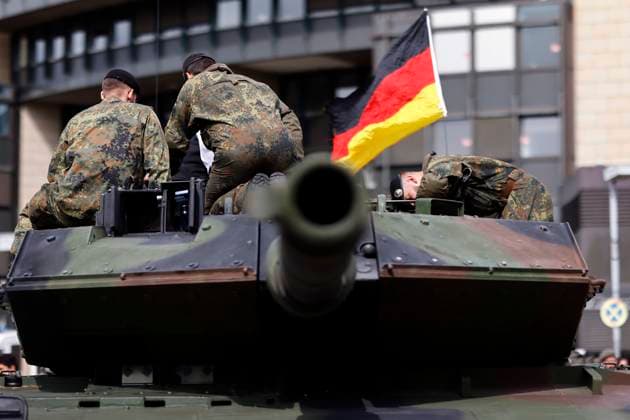 Ein Leopard 2 Panzer von Rheinmetall mit Soldaten zu sehen beim Gelöbnis von etwa 420 Rekruten der Bundeswehr vor dem Landtag in der nordrhein-westfälischen Landeshauptstad Düsseldorf. (Themenfoto, Symbolfoto) Düsseldorf, 04.09.2025 NRW Deutschland *** A Leopard 2 tank from Rheinmetall with soldiers can be seen at the pledge of allegiance of around 420 recruits of the Bundeswehr in front of the state parliament in the North Rhine-Westphalian state capital Düsseldorf Theme photo, symbolic photo Düsseldorf, 04 09 2025 NRW Germany Copyright: xChristophxHardtx