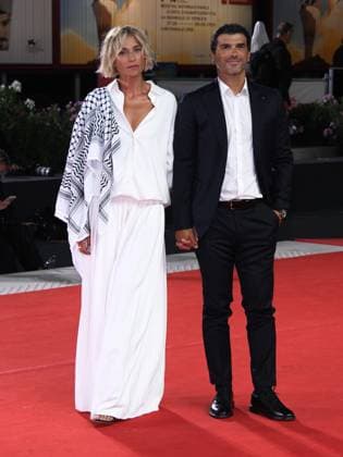 Venice, Italy: Venice, 82nd Venice International Film Festival 2025 - Evening 9. Red Carpet of the film Hateshinaki Scarlet (Scarlet) . Pictured: Anna Foglietta and her husband Paolo Sopranzetti. Venice Italy  - ZUMAp169 20250904_zea_p169_1670 Copyright: xAlbertoxTerenghix