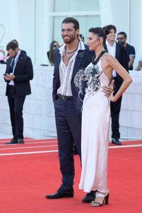 Elisa red carpet in Venice Lido, Italy - 04 Sep 2025 Sara Bluma (l) and Can Yaman (r) attend the Elisa red carpet during the 82nd Venice Film Festival in Venice Lido at Palazzo del cinema. Venice Lido Italy Copyright: xMarioxCartellix xSOPAxImagesx _DSC6633