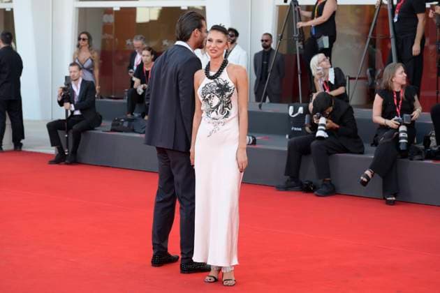 Elisa red carpet in Venice Lido, Italy - 04 Sep 2025 Sara Bluma (l) and Can Yaman (r) attend the Elisa red carpet during the 82nd Venice Film Festival in Venice Lido at Palazzo del cinema. Venice Lido Italy Copyright: xMarioxCartellix xSOPAxImagesx _DSC6647