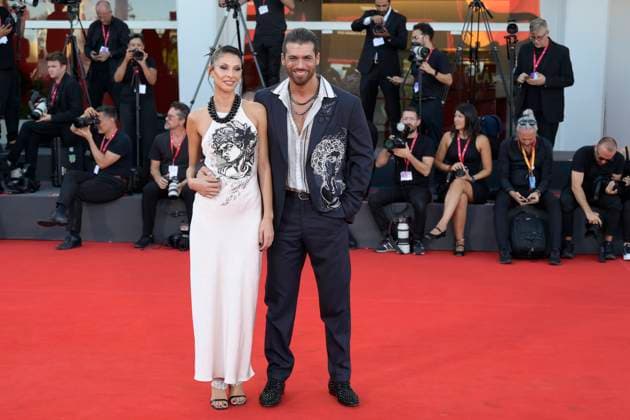 Elisa red carpet in Venice Lido, Italy - 04 Sep 2025 Sara Bluma (l) and Can Yaman (r) attend the Elisa red carpet during the 82nd Venice Film Festival in Venice Lido at Palazzo del cinema. Venice Lido Italy Copyright: xMarioxCartellix xSOPAxImagesx _DSC6659