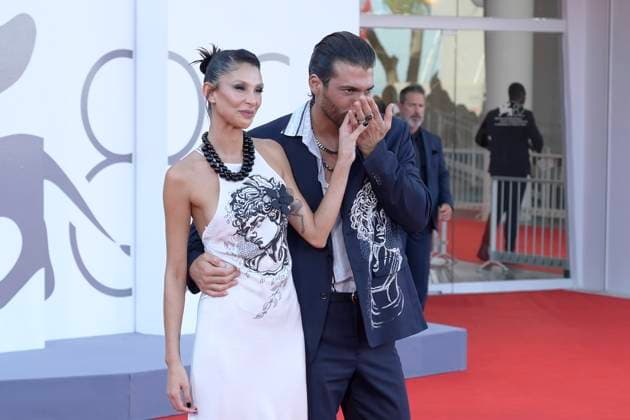 Elisa red carpet in Venice Lido, Italy - 04 Sep 2025 Sara Bluma (l) and Can Yaman (r) attend the Elisa red carpet during the 82nd Venice Film Festival in Venice Lido at Palazzo del cinema. Venice Lido Italy Copyright: xMarioxCartellix xSOPAxImagesx _DSC6678