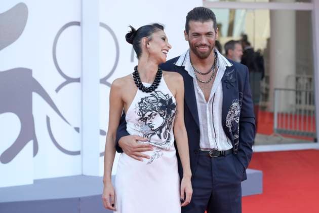 Elisa red carpet in Venice Lido, Italy - 04 Sep 2025 Sara Bluma (l) and Can Yaman (r) attend the Elisa red carpet during the 82nd Venice Film Festival in Venice Lido at Palazzo del cinema. Venice Lido Italy Copyright: xMarioxCartellix xSOPAxImagesx _DSC6684