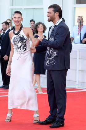 Can Yaman mit Freundin Sara Bluma bei der Premiere des Kinofilms Elisa auf der Biennale di Venezia 2025 82. Internationale Filmfestspiele von Venedig im Palazzo del Cinema. Venedig, 04.09.2025