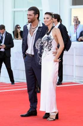 Can Yaman mit Freundin Sara Bluma bei der Premiere des Kinofilms Elisa auf der Biennale di Venezia 2025 82. Internationale Filmfestspiele von Venedig im Palazzo del Cinema. Venedig, 04.09.2025