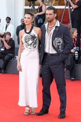 Can Yaman mit Freundin Sara Bluma bei der Premiere des Kinofilms Elisa auf der Biennale di Venezia 2025 82. Internationale Filmfestspiele von Venedig im Palazzo del Cinema. Venedig, 04.09.2025