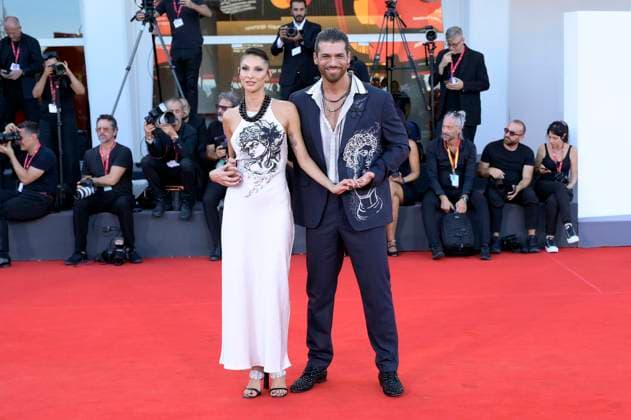 Can Yaman mit Freundin Sara Bluma bei der Premiere des Kinofilms Elisa auf der Biennale di Venezia 2025 82. Internationale Filmfestspiele von Venedig im Palazzo del Cinema. Venedig, 04.09.2025