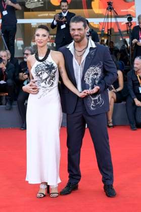 Can Yaman mit Freundin Sara Bluma bei der Premiere des Kinofilms Elisa auf der Biennale di Venezia 2025 82. Internationale Filmfestspiele von Venedig im Palazzo del Cinema. Venedig, 04.09.2025