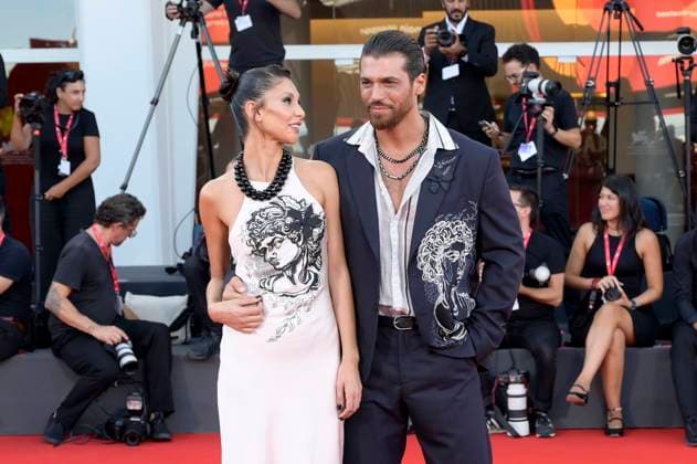Can Yaman mit Freundin Sara Bluma bei der Premiere des Kinofilms Elisa auf der Biennale di Venezia 2025 82. Internationale Filmfestspiele von Venedig im Palazzo del Cinema. Venedig, 04.09.2025