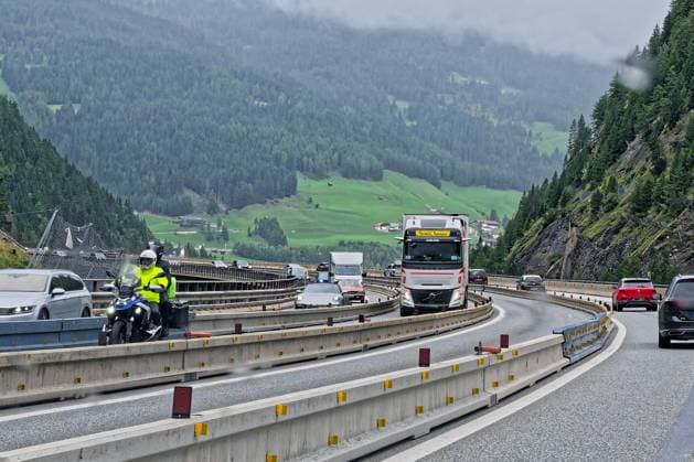 Brückenarbeiten auf der Brennerautobahn in Österreich. Neuerrichtung der Luegbrücke auf der Brenner Autobahn A 13 in Tirol. Gries am Brenner Tirol Österreich *** Bridge work on the Brenner highway in Austria New construction of the Lueg bridge on the A 13 Brenner highway in Tyrol Gries am Brenner Tyrol Austria Copyright: xRolfxPossx