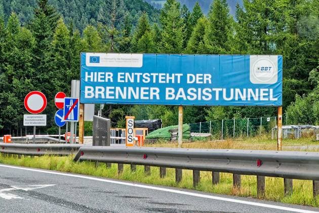 Unterquerung des Alpenhauptkamms. Hinweistafel an der Autobahn A 13 in Tirol auf die Baustelle des Brenner Basistunnels. Gries am Brenner Tirol Österreich *** Crossing under the main Alpine ridge Signpost on the A 13 highway in Tyrol on the construction site of the Brenner Base Tunnel Gries am Brenner Tyrol Austria Copyright: xRolfxPossx