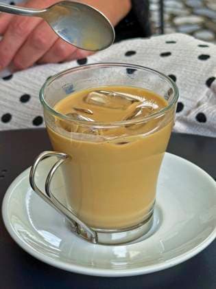 IMAGO Creative, Food, Trend, Iced Coffee 03.09.2025, Radovljica, Slowenien, (Radmannsdorf) ist eine Kleinstadt der Region Gorenjska nahe der Stadt Bled. In einem Cafe gibt es geeisten Espresso. (Iced Coffee) 03.09.2025, Bled 03.09.2025, Bled *** 03 09 2025, Radovljica, Slovenia, Radmannsdorf is a small town in the Gorenjska region near the town of Bled A café serves iced espresso Iced Coffee 03 09 2025, Bled 03 09 2025, Bled