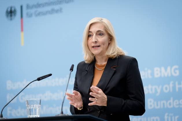 News Bilder des Tages Pressestatement, Bundesgesundheitsministerin, Nina Warken Berlin, Bundesgesundheitsministerium, Pressestatement, Bundesgesundheitsministerin, Nina Warken, Finanzentwicklung der GKV, Ergebnisse der Bereinigungssitzung des Haushaltsausschusses für den Bundeshaushalt 2025 Berlin Berlin GER *** Press statement, Federal Minister of Health, Nina Warken Berlin, Federal Ministry of Health, Press statement, Federal Minister of Health, Nina Warken, Financial development of the SHI, Results of the budget committees adjustment meeting for the 2025 federal budget Berlin Berlin GER