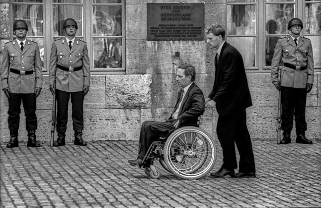 20. Juli Deutschland, Berlin, 20.07.1992, Wolfgang Schäuble, im Rollstuhl, Festveranstaltung für Opfer des 20. Juli, Gedenkstätte Bendlerblock, Â *** July 20 Germany, Berlin, 20 07 1992, Wolfgang Schäuble, in a wheelchair, Ceremony for the victims of July 20, Bendlerblock Memorial, Â