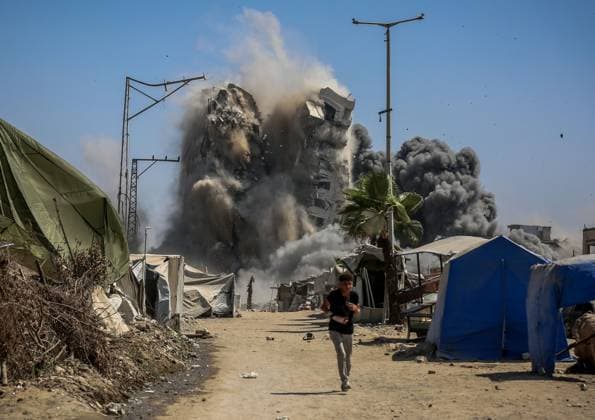 Bilder des Jahres 2025, News September 09 News Themen der Woche KW36 Israeli airstrike collapses Mushtaha Tower in Gaza City GAZA CITY, GAZA - SEPTEMBER 05: Pedestrians disperse away from Mushtaha Tower as it collapses after being hit by Israeli airstrikes in Gaza City, Gaza Strip on September 05, 2025. Saeed M. M. T. Jaras Anadolu Gaza City Gaza. Editorial use only. Please get in touch for any other usage.  Copyright: x2025xAnadoluxSaeedxM.xM.xT.xJarasx
