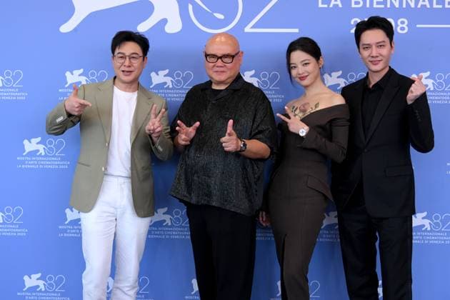 Venice, Italy: Venice,82nd Venice International Film Festival 2025, - Day 10 - Photocall film : Ri Gua Zhong Tian (The Sun Rises On Us All) Pictured : Zhang Songwen, Cai Shangjun, Xin Zhilei, Feng Shaofeng Venice Italy  - ZUMAp169 20250905_zea_p169_414 Copyright: xAlbertoxTerenghi PoolxxEvenx