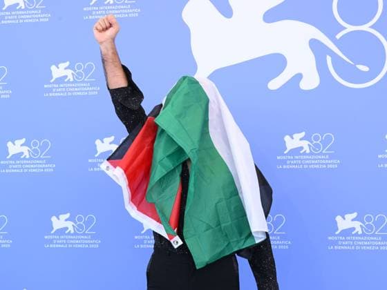 Bilder des Jahres 2025, Entertainment 09 September Entertainment Themen der Woche KW36 Entertainment Bilder des Tages Venice, 82nd Venice International Film Festival 2025 - Day 10. Photocall for the film Piero Pelù. Rumore Dentro . In the photo, Piero Pelù holds the Palestinian flag.  Copyright: xAlbertoxTerenghix xipa-agency.netx xPoolxPhotoxEventsx06x IPA_Agency_IPA64213487