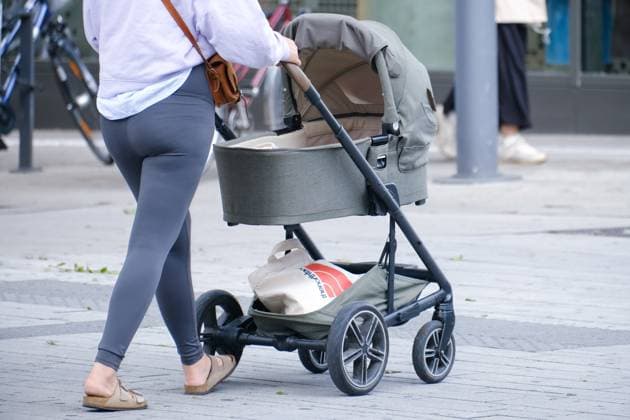 Düsseldorf 05.09.2025 Familie Kleinkind Baby Mutterrolle Mutter Vater Vaterrolle Alterspyramide Rentenloch Nachwuchs Generationenkonflikt Kindergeld Rentensystem Altersrente Kinderwagen Bürgergeld Elterngeld Ehegattensplitting Kindergrundsicherung Gleichberechtigung Rollenklischees Düsseldorf Nordrhein-Westfalen Deutschland *** Düsseldorf 05 09 2025 family toddler baby mother role mother father father role age pyramid pension gap offspring generation conflict child benefit pension system old-age pension baby carriage citizen benefit parental allowance spousal splitting child basic security equal rights role stereotypes Düsseldorf North Rhine-Westphalia Germany