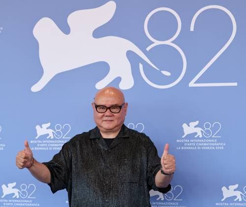 (250905) -- VENICE, Sept. 5, 2025 -- Cai Shangjun, director of the film The Sun Rises On Us All, poses for a photocall during the 82nd Venice Film Festival in Venice, Italy, Sept. 5, 2025. ) ITALY-VENICE-FILM FESTIVAL- THE SUN RISES ON US ALL -PHOTOCALL LixJing 