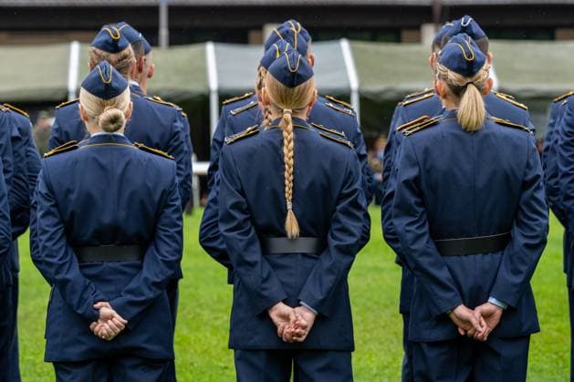 Appel zur Verabschiedung vom 124. Offizierlehrgang der Luftwaffe der Bundeswehr in der Kaserne bzw. Offizierschule in Fürstenfeldbruck. Mehrere Soldatinnen von hinten in blauen Uniformen stehen in Formation.
