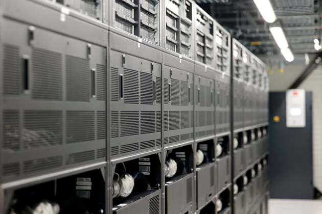 Ein Modul des Supercomputers JUPITER zu sehen beim Besuch von Bundeskanzler Friedrich Merz (CDU) am Forschungszentrum Jülich, wo mit einer Feier der neue Supercomupter JUPITER eingeweiht wurde. Jupiter ist der erste europäische Rechner der Exascale-Klasse und seine Inbetriebnahme läutet aus Sicht der Forscher ein neues Kapitel für Künstliche Intelligenz für Europa ein. (Themenbild, Symbolbild) Jülich, 05.09.2025 NRW Deutschland *** A module of the JUPITER supercomputer on display during the visit of Federal Chancellor Friedrich Merz CDU to Forschungszentrum Jülich, where the new JUPITER supercomputer was inaugurated with a ceremony Jupiter is the first European exascale computer and its commissioning heralds a new chapter in artifici Copyright: xChristophxHardtx