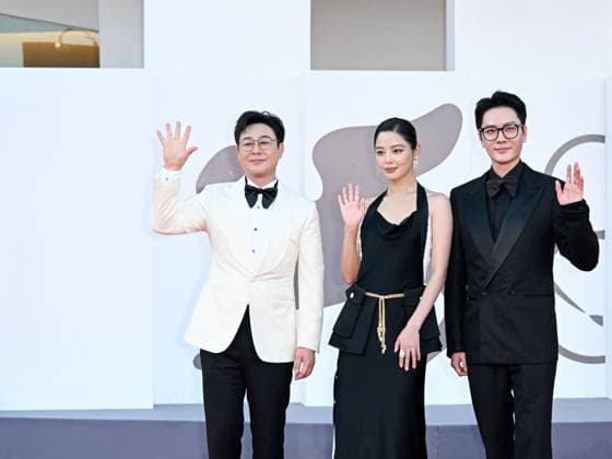 Venice, 82nd Venice International Film Festival 2025 - Evening 10. Red carpet of the film Ri Gua Zhong Tian (The Sun Rises On Us All) - Pictured: Feng Shaofeng, Xin Zhilei and Zhang Songwen  Copyright: xSimonexComix xipa-agency.netx xPoolxPhotoxEventsx06x IPA_Agency_IPA64227121