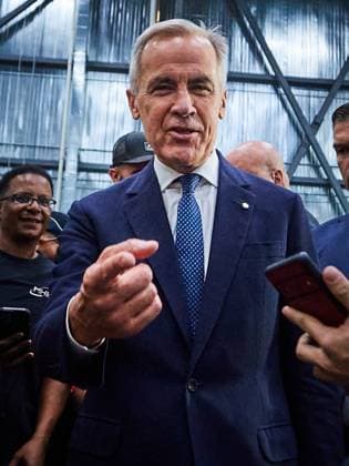 September 5, 2025, Mississauga, On, Canada: Prime Minister Mark Carney reacts as he takes photos with workers at a manufacturing facility following a press conference in Mississauga, Ont., on Friday, Sept. 5, 2025. Mississauga Canada  - ZUMAc35_ 20250905_zaf_c35_029 Copyright: xSammyxKoganx