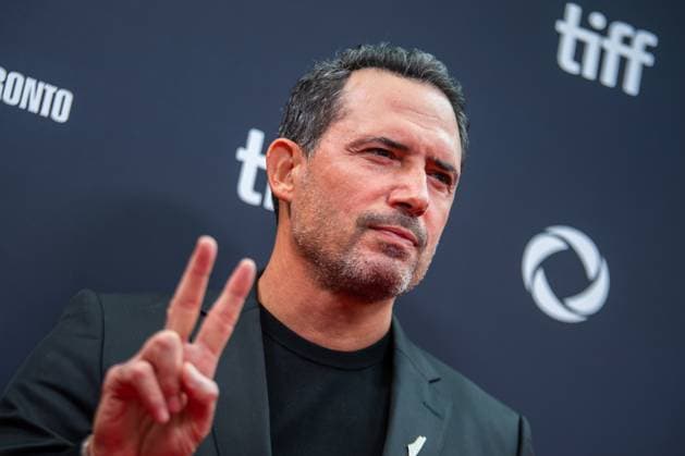 September 5, 2025, Toronto, On, Canada: Dhafer LöÄÃ Abidine flashes a peace sign on the red carpet for öÄuPalestine 36öÄÃ¹ at the Toronto International Film Festival in Toronto on Friday, September 5, 2025. Toronto Canada  - ZUMAc35_ 20250905_zaf_c35_049 Copyright: xLauraxProctorx